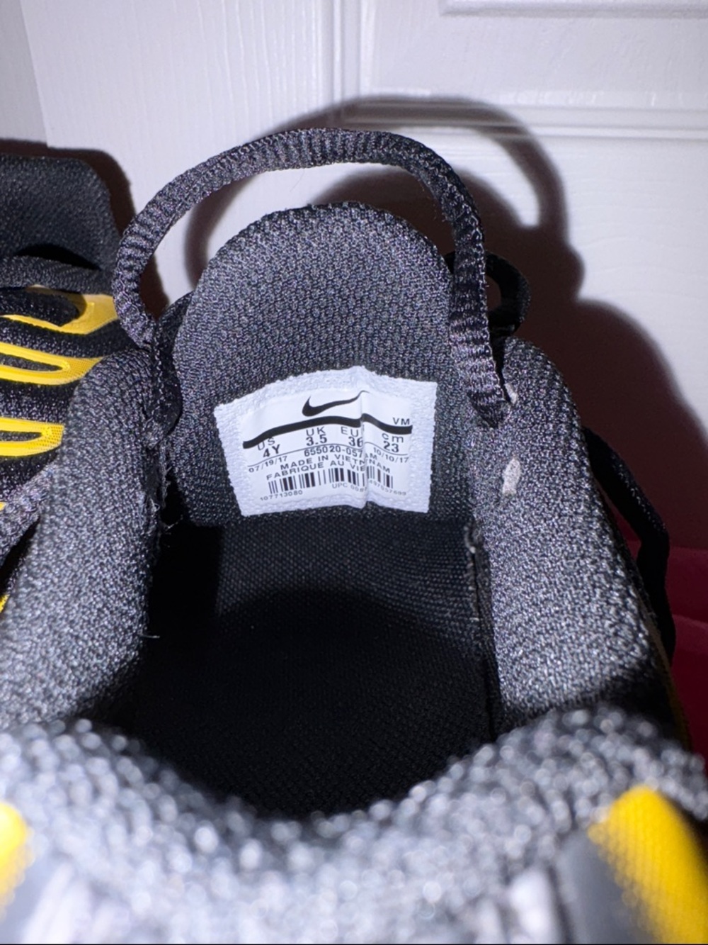 Nike Grade School Air Max Plus- Black and Yellow size 4Y - Picture 14 of 16